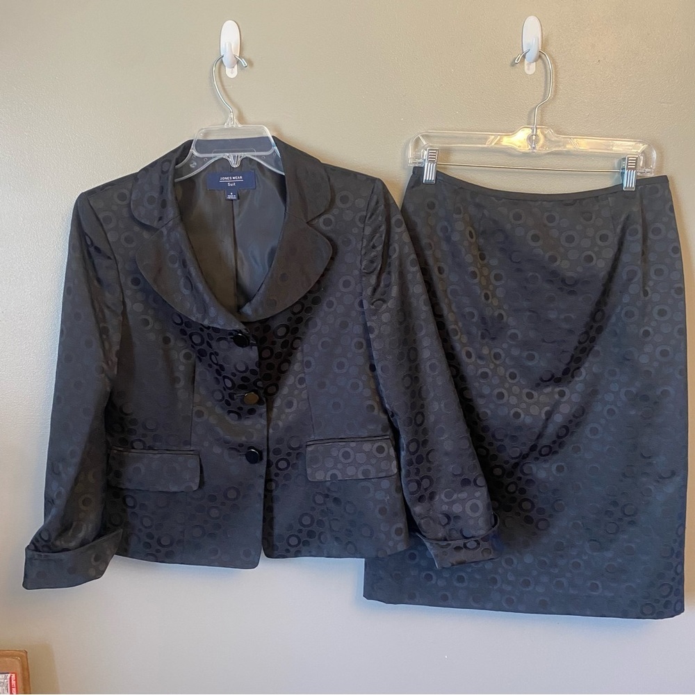 JONES NEW YORK Size 8 black suit lightweight career wear